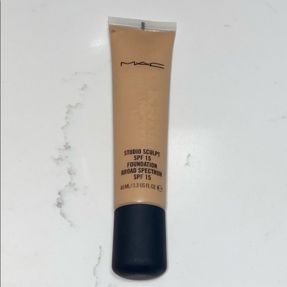 NEW MAC Studio Sculpt Foundation SPF
15 NC37 - Picture 4 of 6